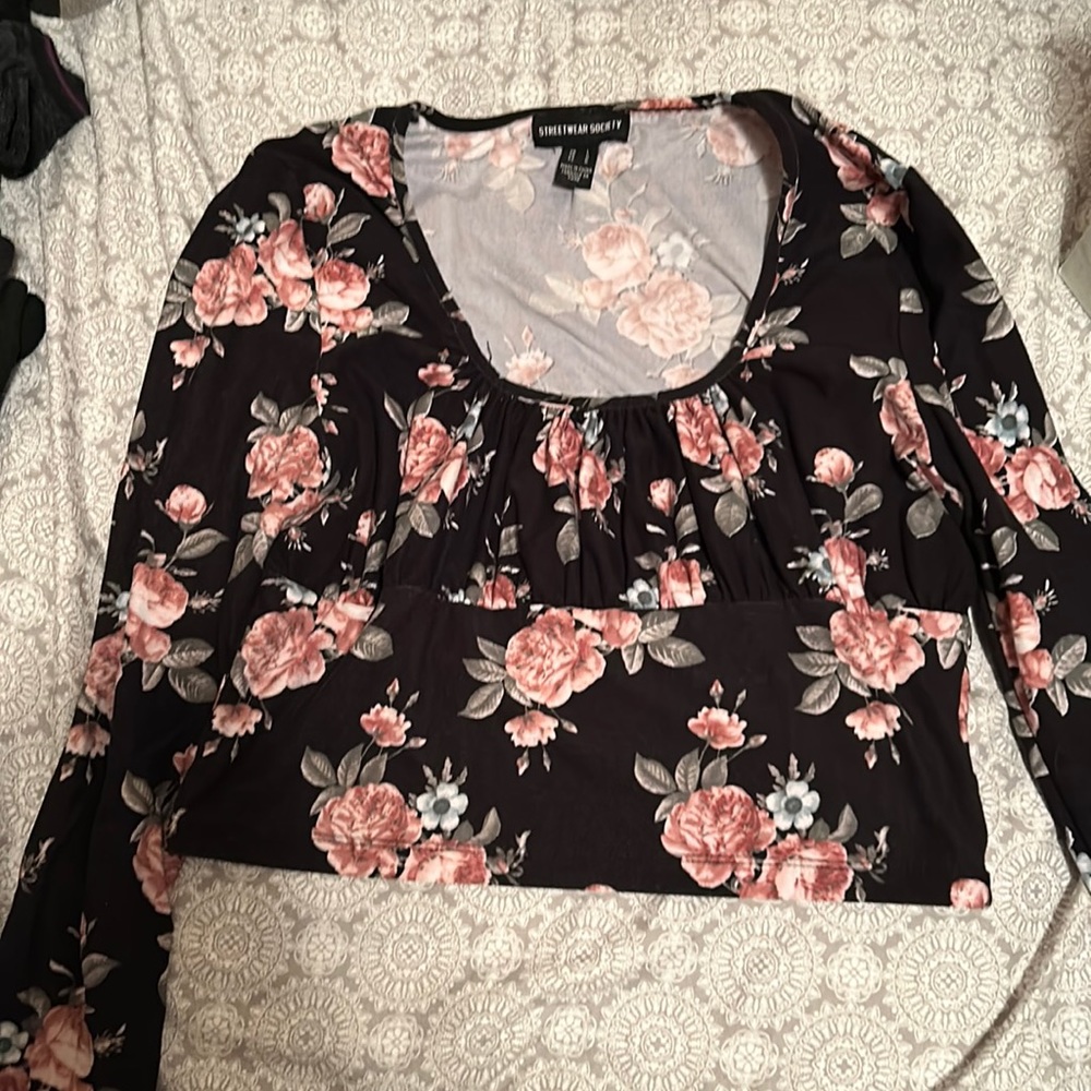 Beautiful long sleeve crop top!